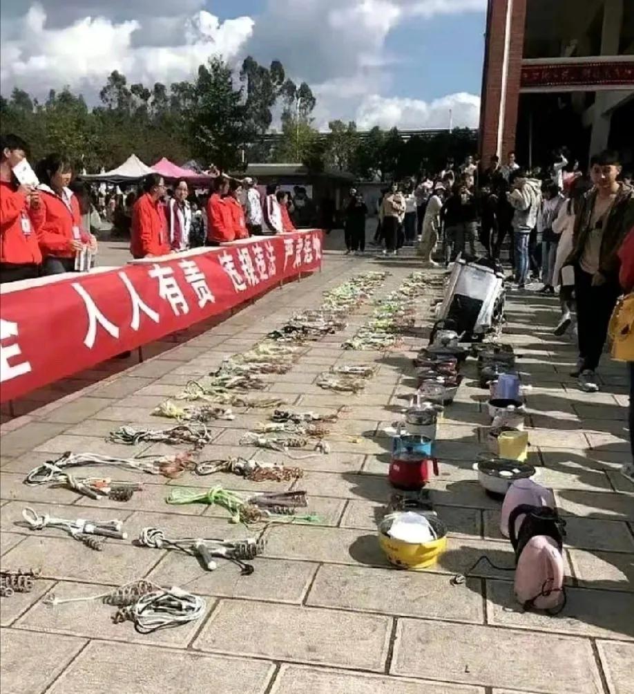 瞅瞅这一地花活！每学期大学宿舍都能收上来一批。大学生宿舍没收上来的小电器，简直能