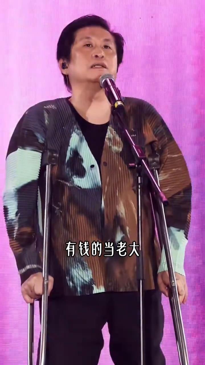 世界太罗嗦，不分对和错。像我这样的老百姓，谁会在乎我。有钱的当老大，没钱难过活。