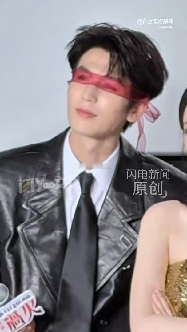 张凌赫丝带蒙眼性张力拉满 张凌赫丝带蒙眼造型太绝，安静伫立氛围感浓厚，清冷与魅惑