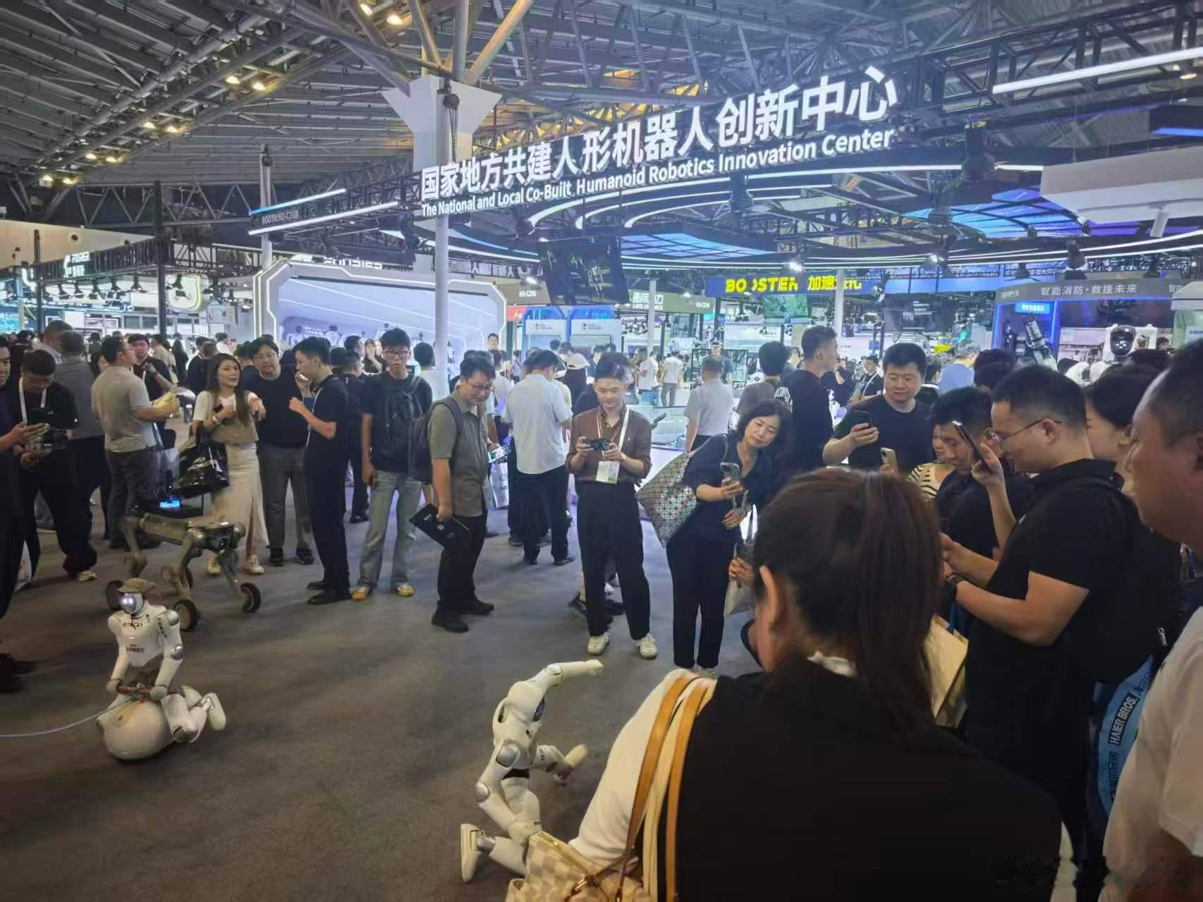 中国机器人现在有多疯狂WAIC现场国产人形机器人自主对战乒乓球，工业焊接精度达0