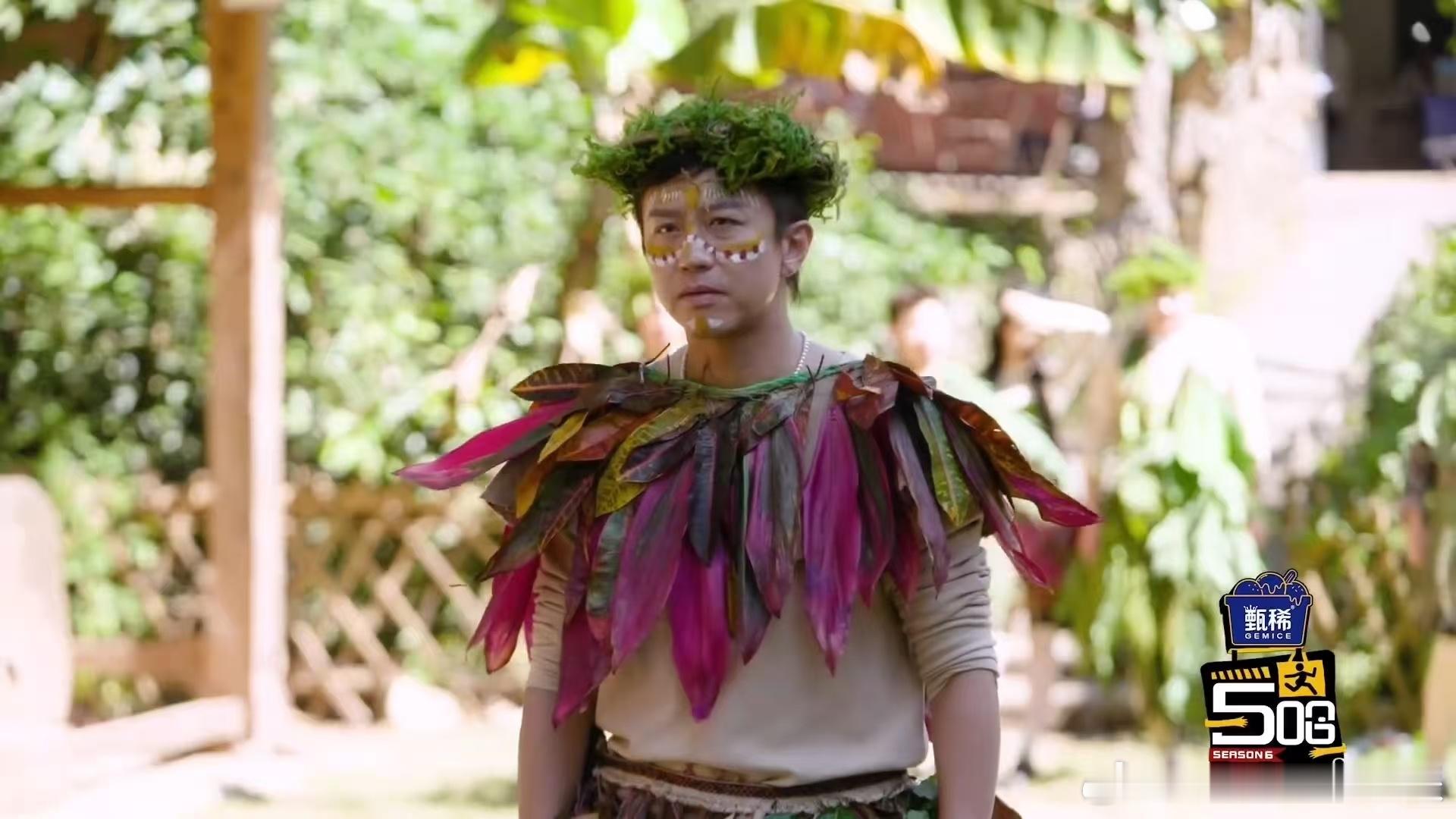 鹿晗好羞耻鹿晗一把推开邓超哈哈哈哈哈 邓超走秀大型社死现场，鹿晗看不下去上前推开