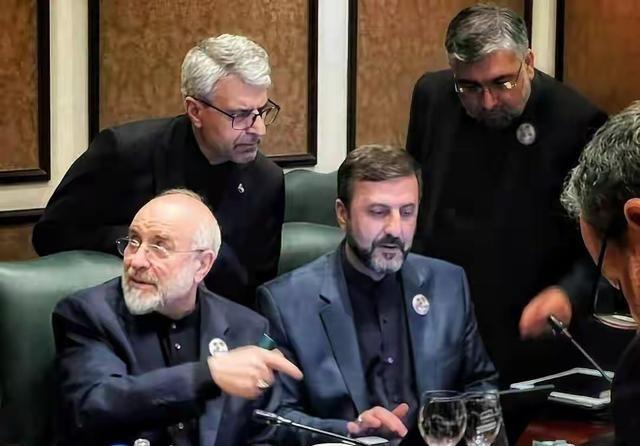 早就做了最坏的打算！伊朗代表与美国谈判时带着一件物品。目前美国和伊朗之间在巴基斯