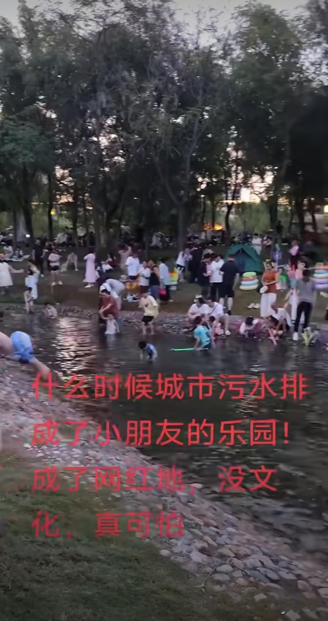 救命！谁给的勇气？郑州一排污口竟被市民当天然泳池！大人小孩玩嗨了，网友却吓出一身