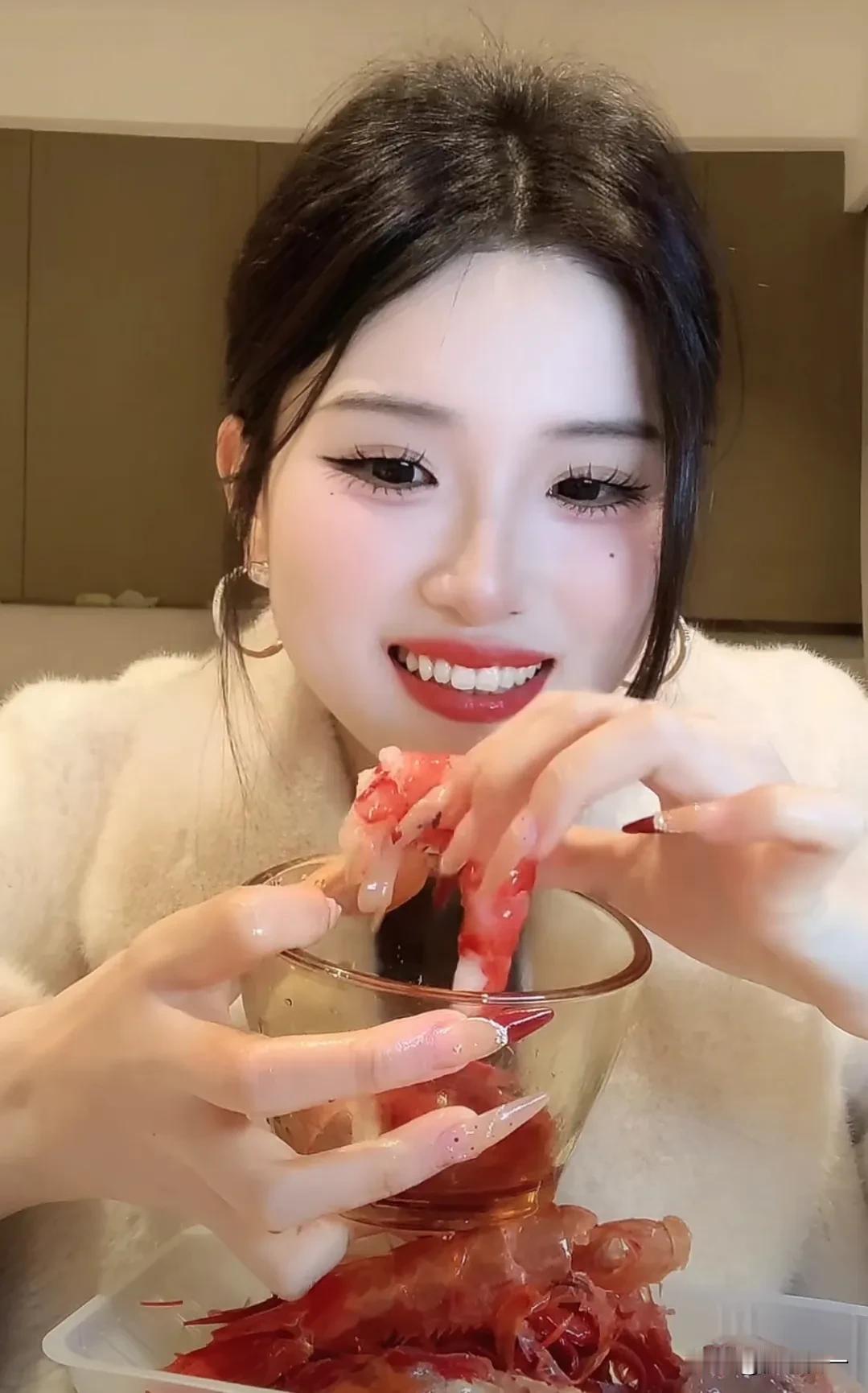 冲上热搜
4月20日19岁少女打赏1700万只为做榜一，被父亲带往公安机关自首，