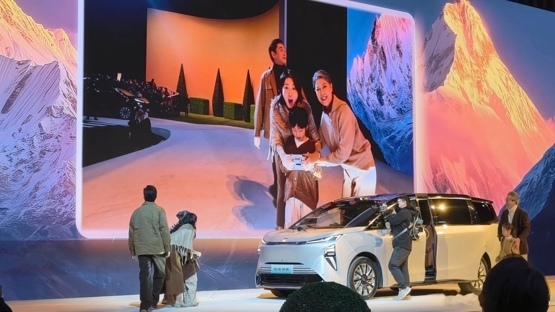 有一说一别克至境世家这个发布会创意真的挺有意思的，发布会现场有一圈可以给车走的环