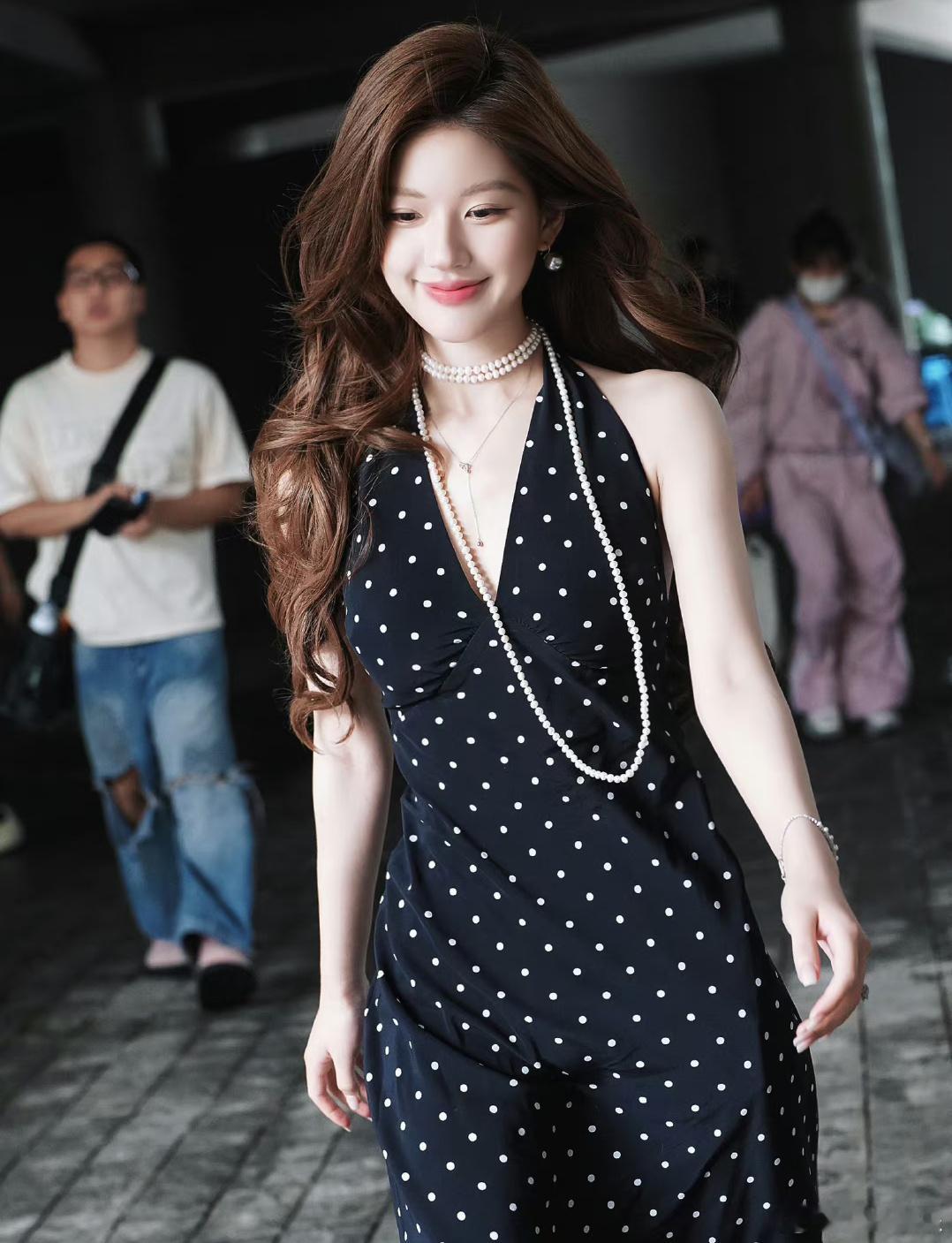 #赵露思珠光美人#有颜值有身材穿什么都好看呀。话说小美女每一次亮相造型上也从来没