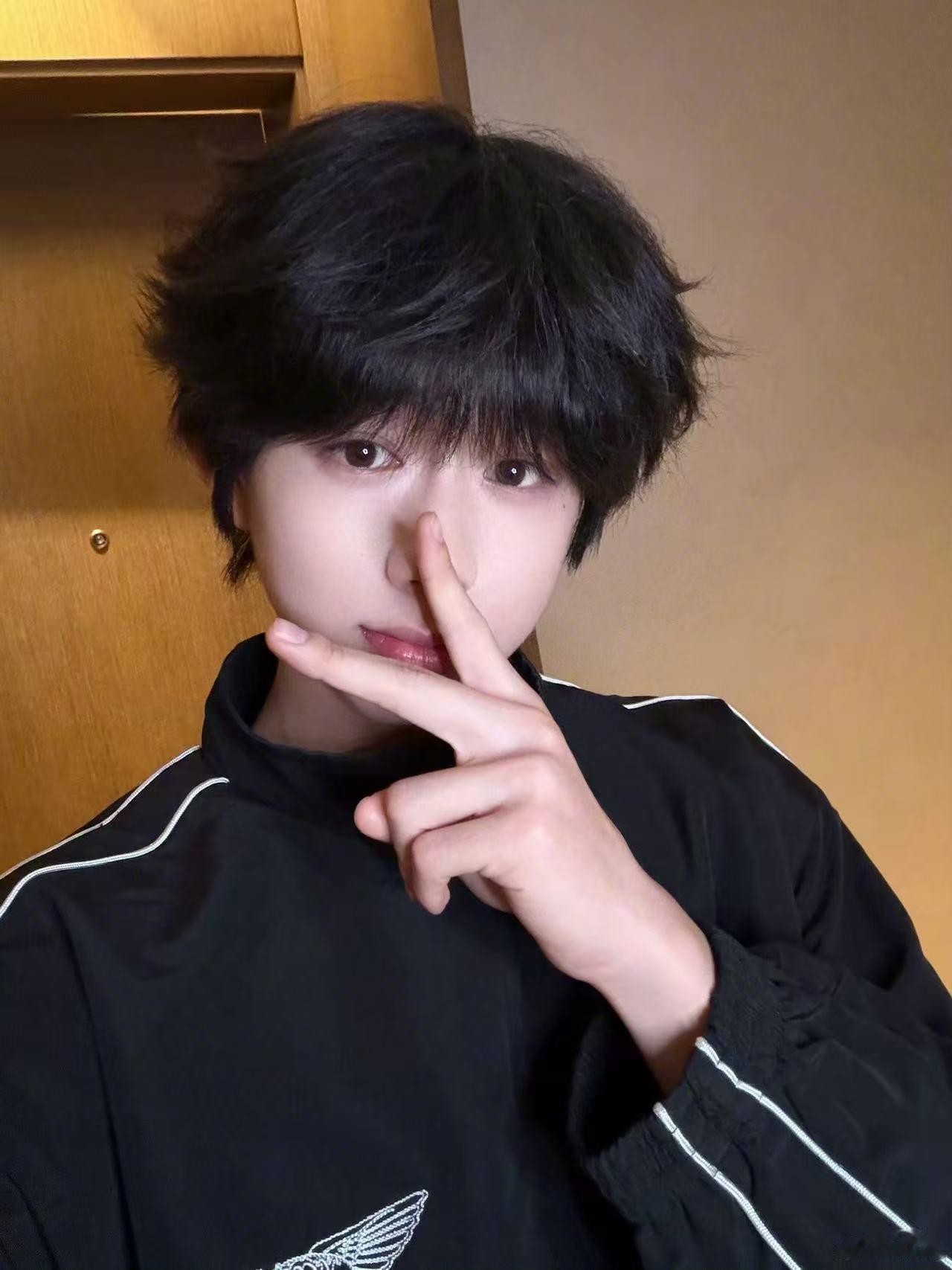 陈奕恒 卷毛小狗 陈奕恒这组卷毛自拍直接封神，蓬松的卷发配上清爽的气质，帅而不自