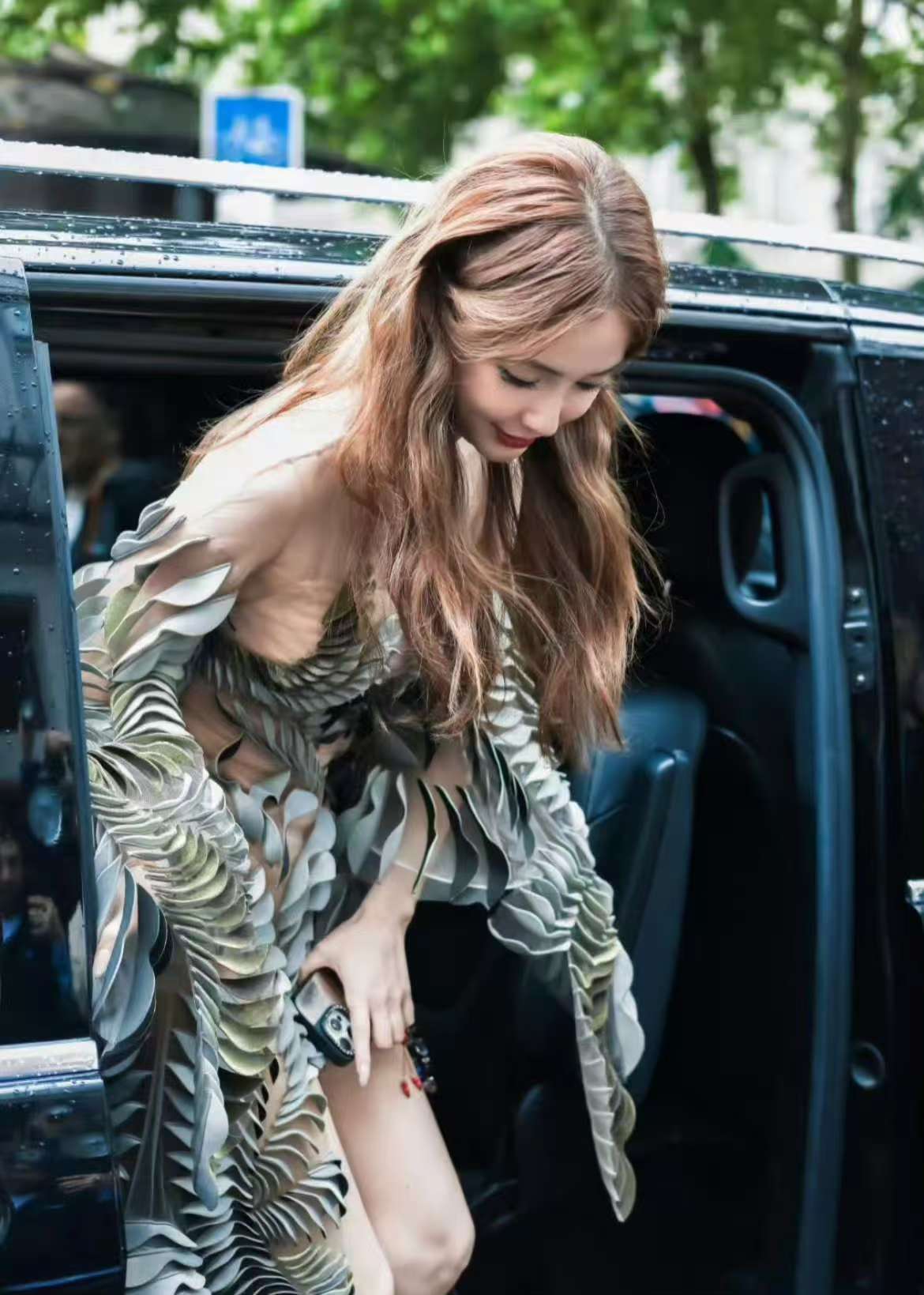Angelababy生图即神图时装周还得是Angelababy 谁看了不说一句，