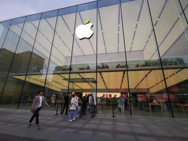 连苹果官网都破天荒进行大降价了，虽然iPhone 15系列至高降500，优惠力度