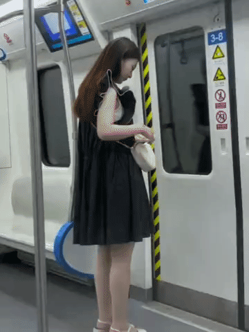 起床起猛了，把空调遥控器放手机塞包里了[笑哭]