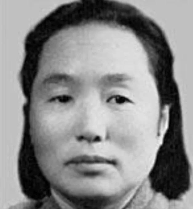 1937年，地主王学文发现一20岁女兵躺在家门口，见四下无人，他一下将女兵扛到了