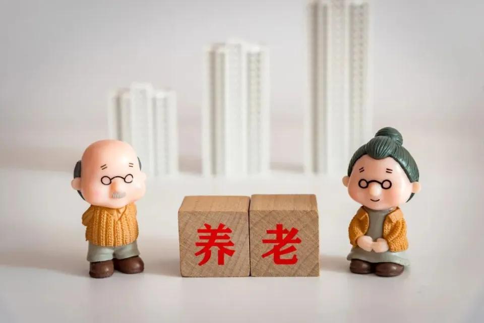 最近刷手机总刷到“抱团养老”，说白了就是几个老人搭伴儿，互相照应着过日子，不用事