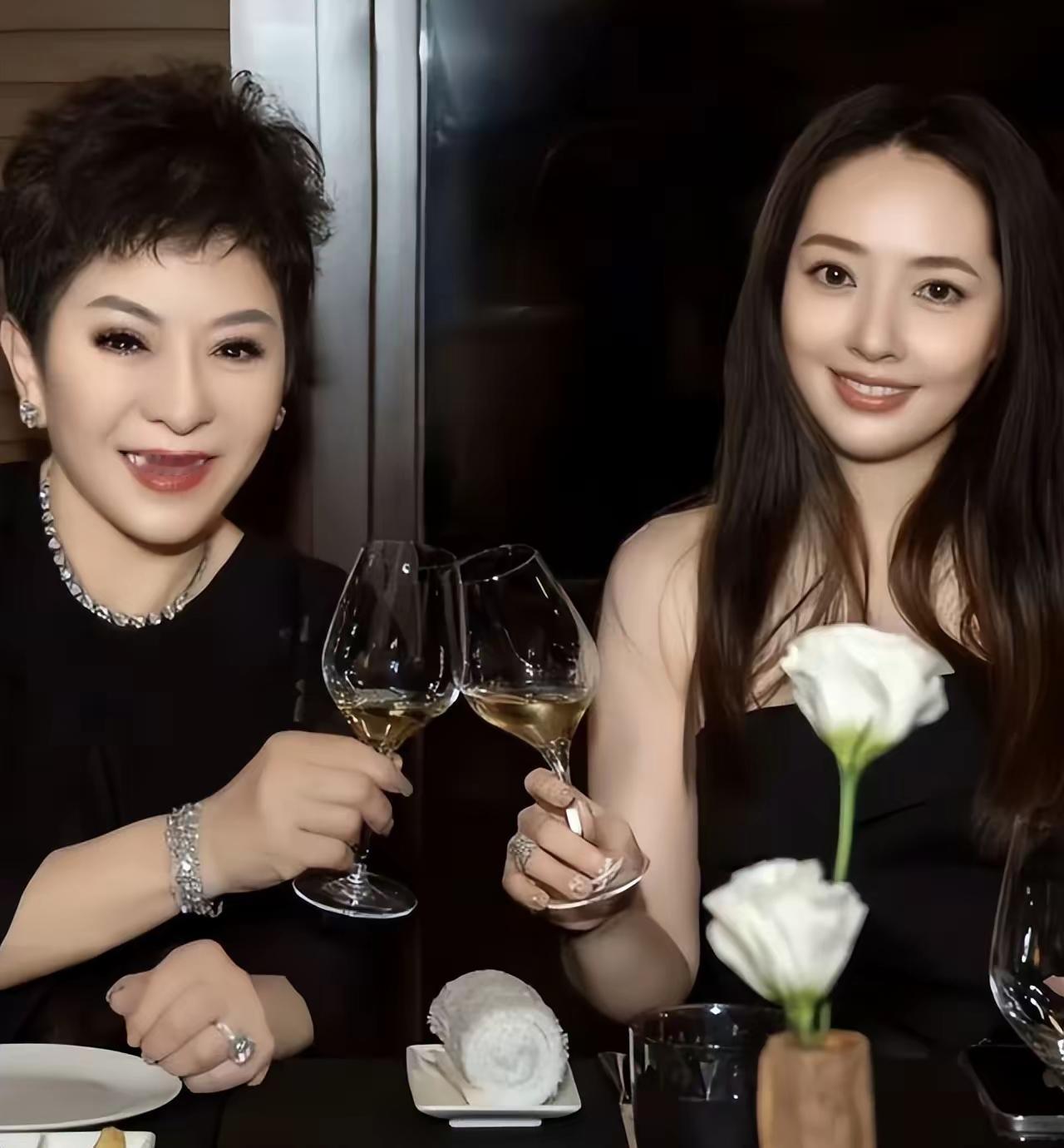 郭碧婷和婆婆在一起优雅迷人，和爸爸在一起笑得可真无邪。婆婆再好也不是亲妈，还是在