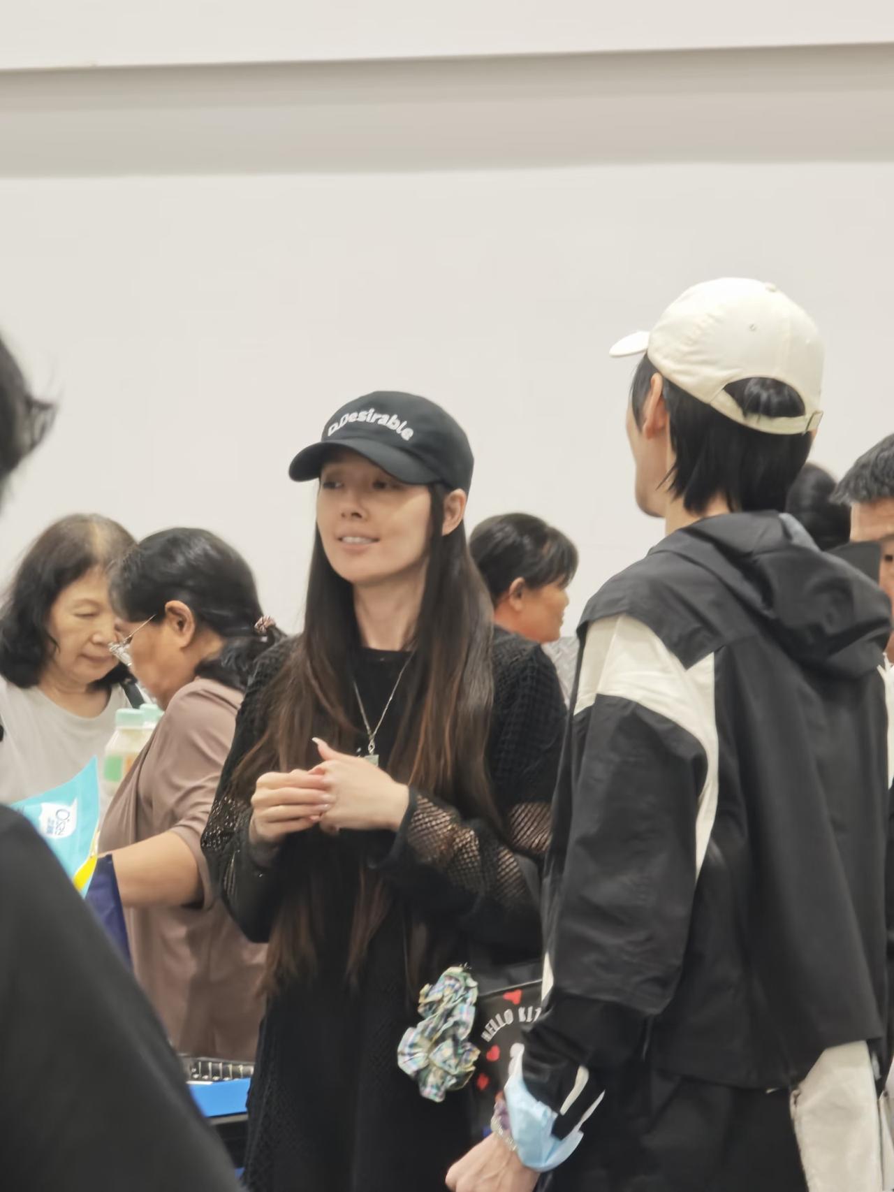 43岁郭碧婷和老公向佐现身广东一家山姆会员店购物，她的脸部素颜，皮肤状态非常好，