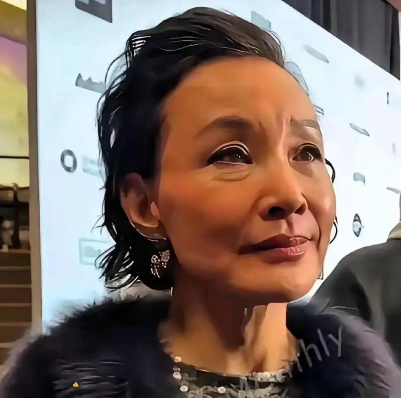 陈冲19岁那年，在纽约校医室，把衣服全脱了。一个30多岁的白人男医生，说要做全身