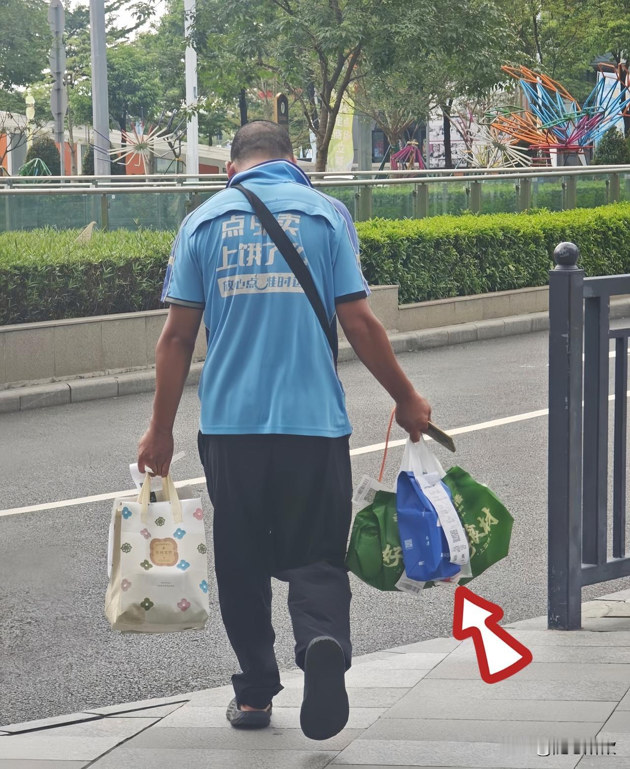 跑外卖的老张让我懂了！
这品格，比聪明和有钱更珍贵。
 
前阵子总点同一家外卖，