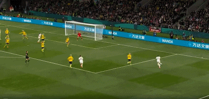 瑞典伊布？[尬笑]女伊布！挡住卫冕冠军的必杀球，堪称伊布进球。