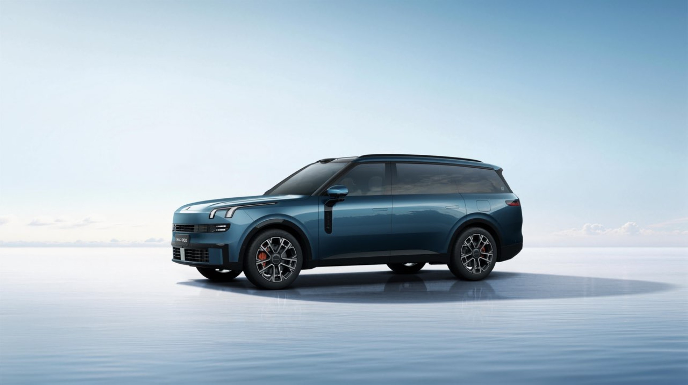 在中东首发的海外版领克900，为了回应当地合规性需求以及环境适配，将前脸的交互屏