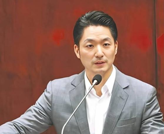 民进党吴峥一句话又没人逼你吃毒油，把食品安全事故升级为政治谋杀！蒋万安号召民众街