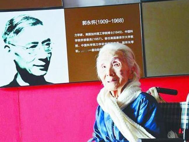 2007年，钱学森96岁生日，宾客很多，突然，钱老目光定在角落里一个90岁老太太