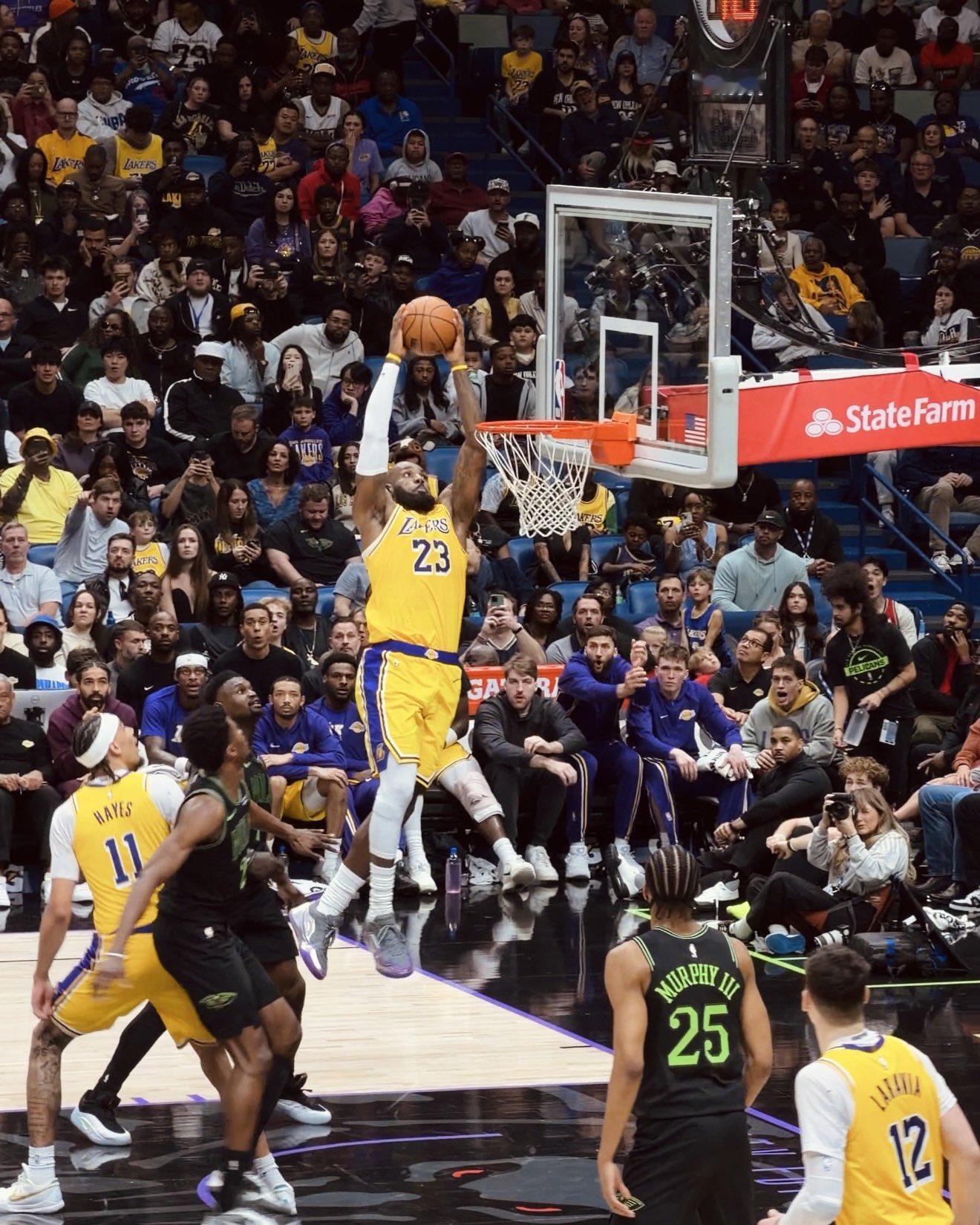 詹姆斯背靠背缺战马刺 湖人今日客战马刺，詹姆斯因伤缺阵。本赛季詹姆斯已经缺席17