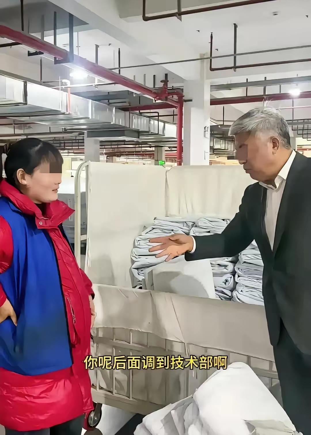 安徽宣城，一名怀孕挺着大肚子的女员工正在搬东西，这一幕正好被前来巡视的老板看见，