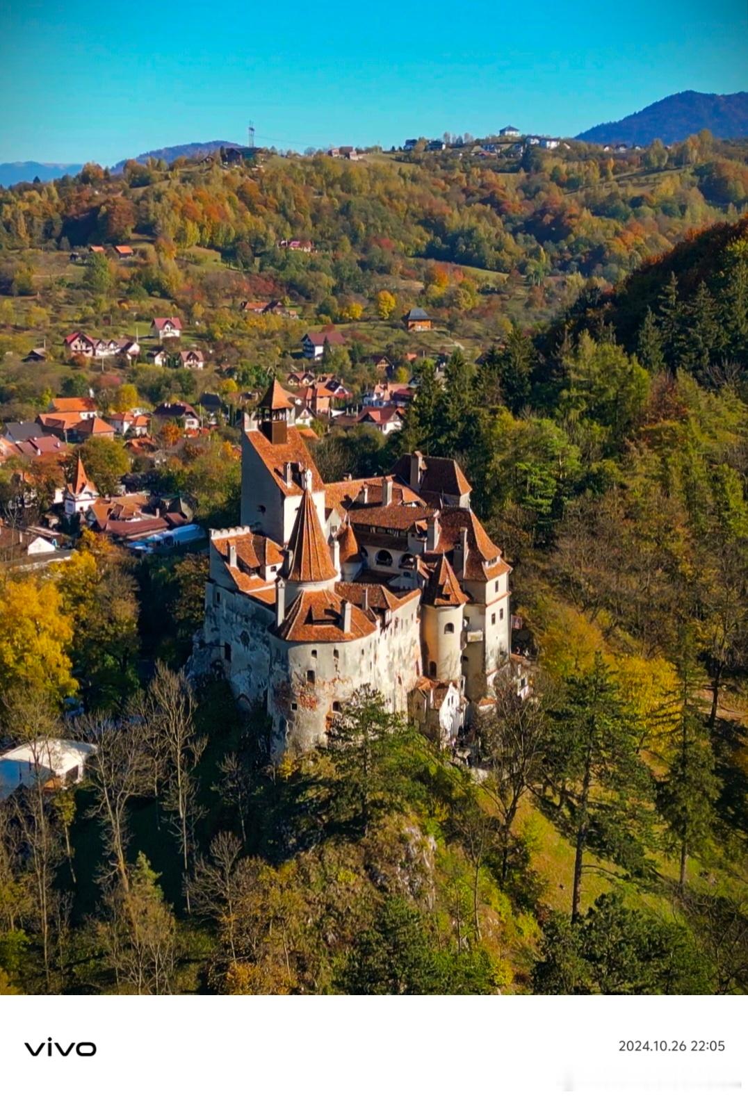 🏰位于罗马尼亚·布拉索夫附近的布兰城堡。始建于14世纪末期，在历史上长期作为军