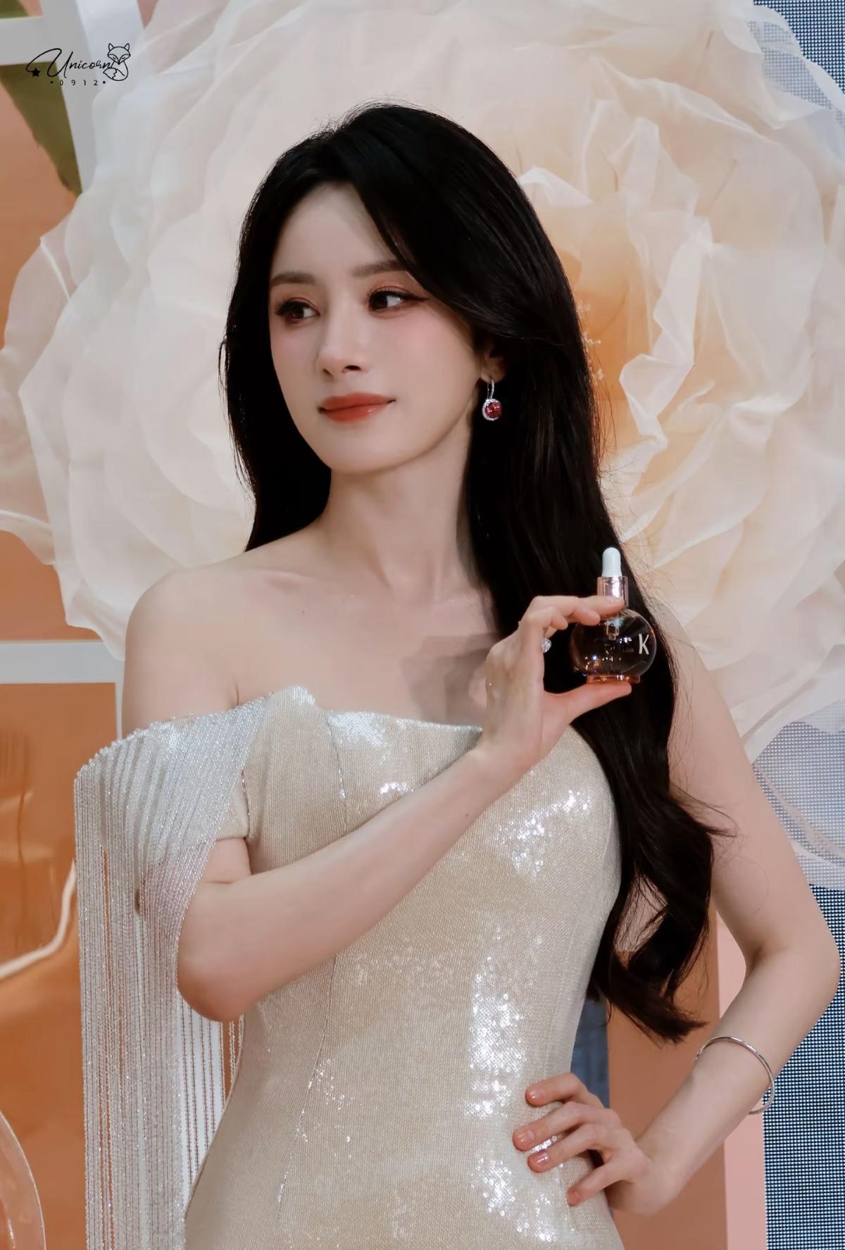 杨幂今日活动造型[兔年大吉]裸色流光礼服，搭配萧邦珠宝，发丝如瀑，眼波流转，每一