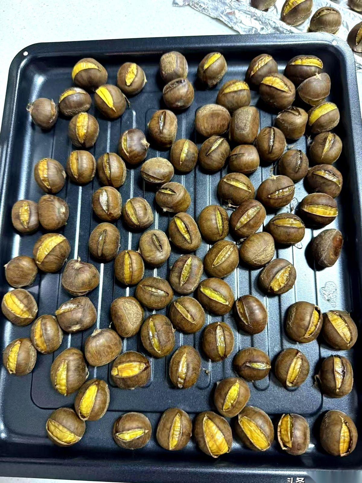 推开门，闺女穿着一身大红睡衣，正在给小姑子做饭。
结婚才两天，我就不放心，天天往