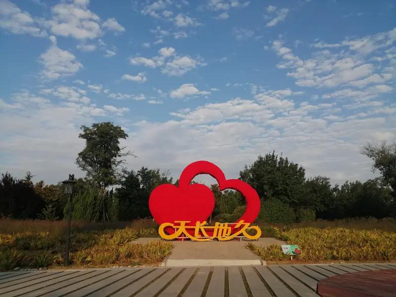 💐  ✍  🐾 
 [玫瑰]珍惜人间情，感恩天地爱。好友从不忘，亲情不分开。