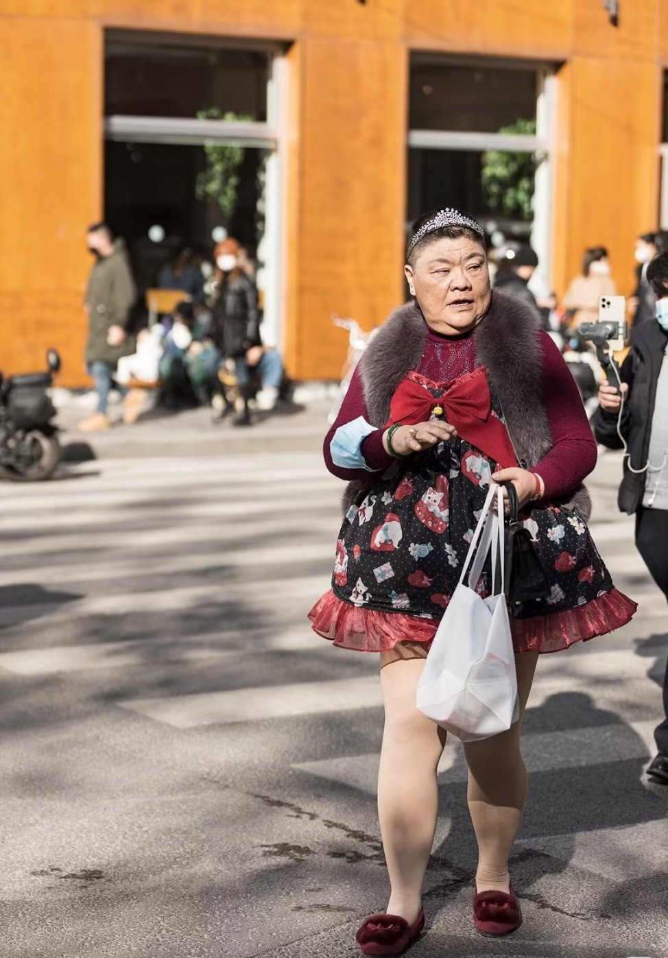 #安福路小公主# 上海安福路小公主正在逛街，她表情严肃的时候，很有威慑力啊！ 