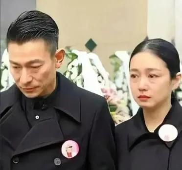 这次终于看清刘德华老婆长得什么样了，虽然有了白发和皱纹，但是素颜的样子还是二三十