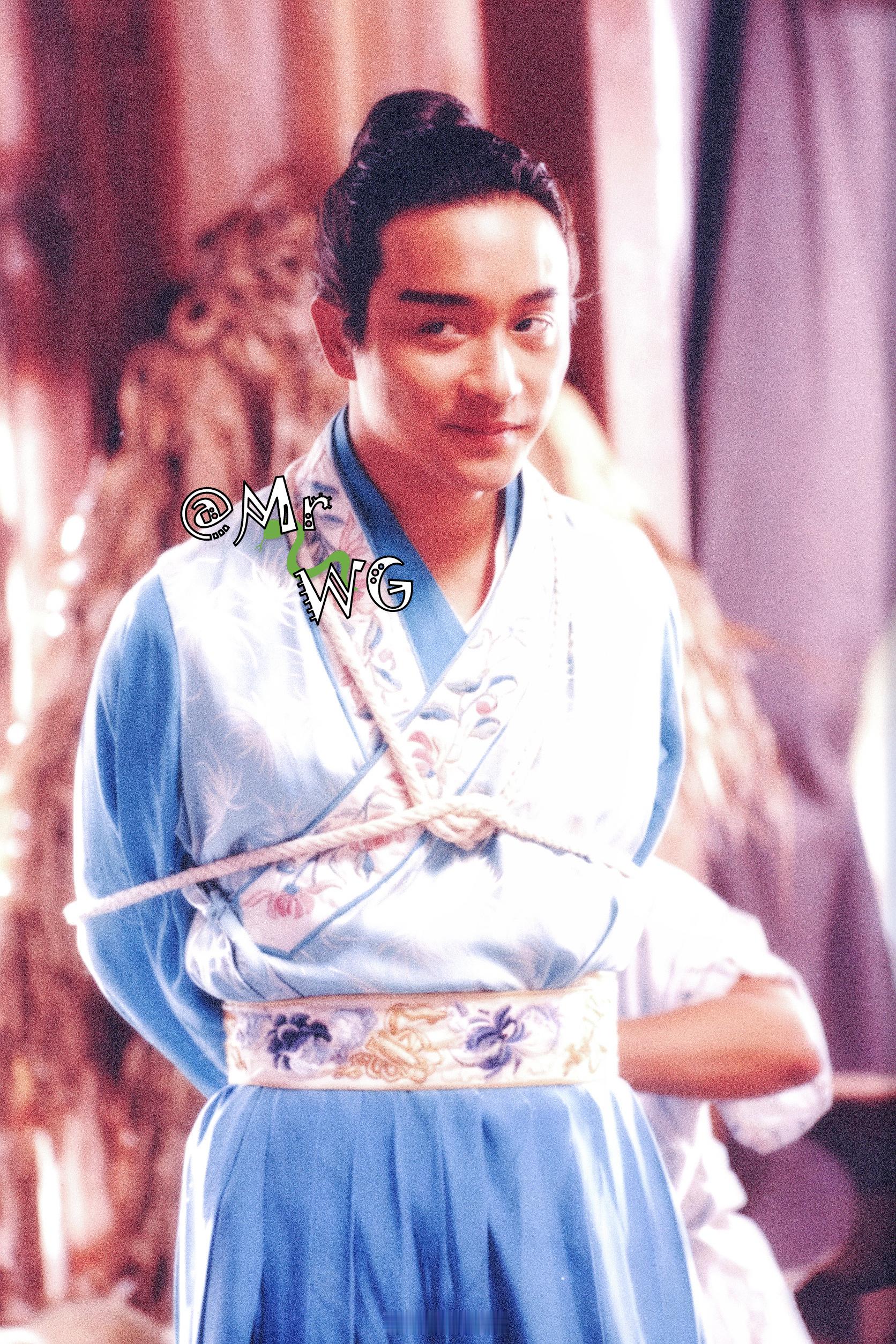 张国荣[超话]独家扫描 这傲娇可爱的小眼神，迷人😍——蓝衫美少年，大围·高柏飞