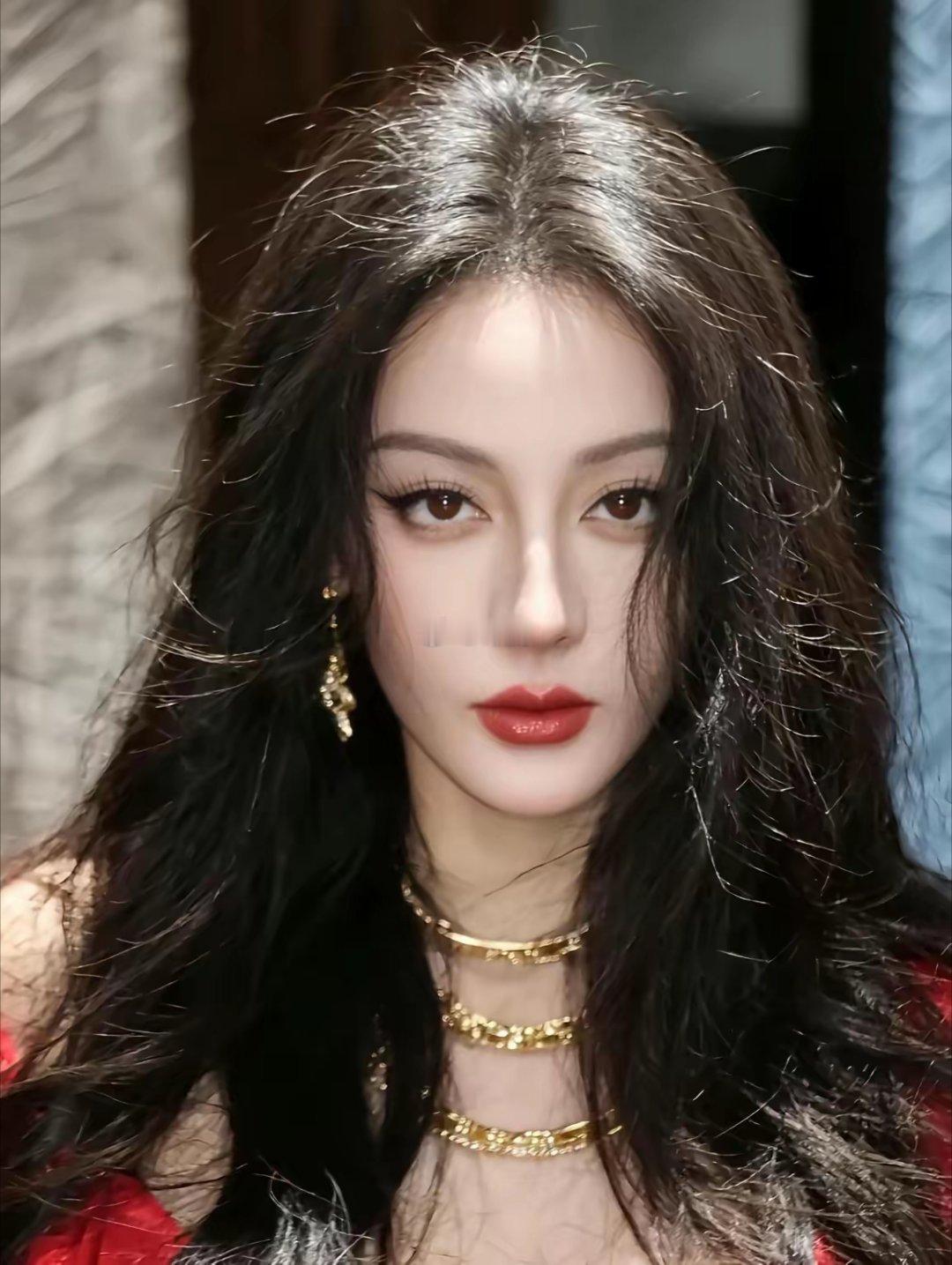 迪丽热巴这人我是真搞不懂了她现在33岁，不算小了，但是她甚至都没有演过一个出圈的