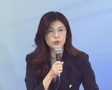 郑丽文现在估计肠子都悔青了。她后悔的不是向日本灾区伸了援手，也不是以个人名义捐了