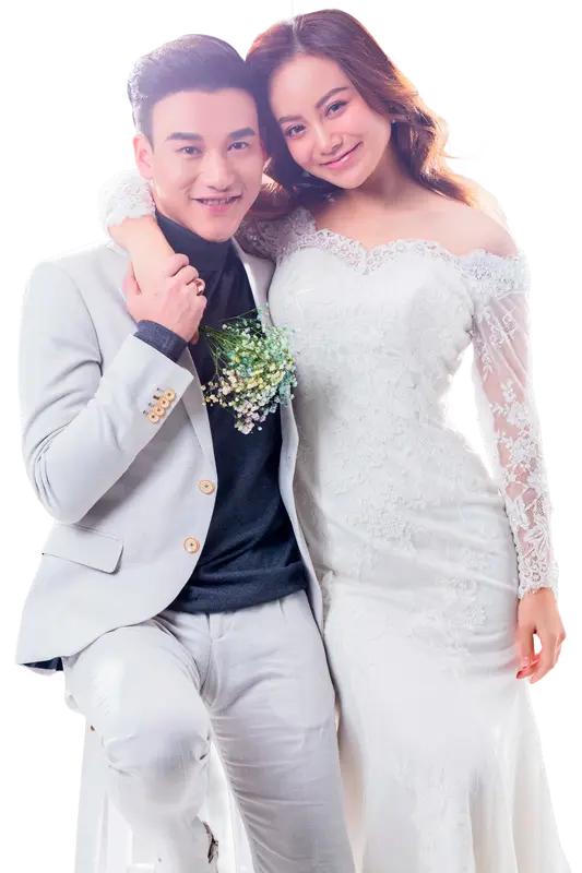 我老公做过好多让我感动的事。有次我深夜加班，累得不行，他打来电话，声音带着疲惫又