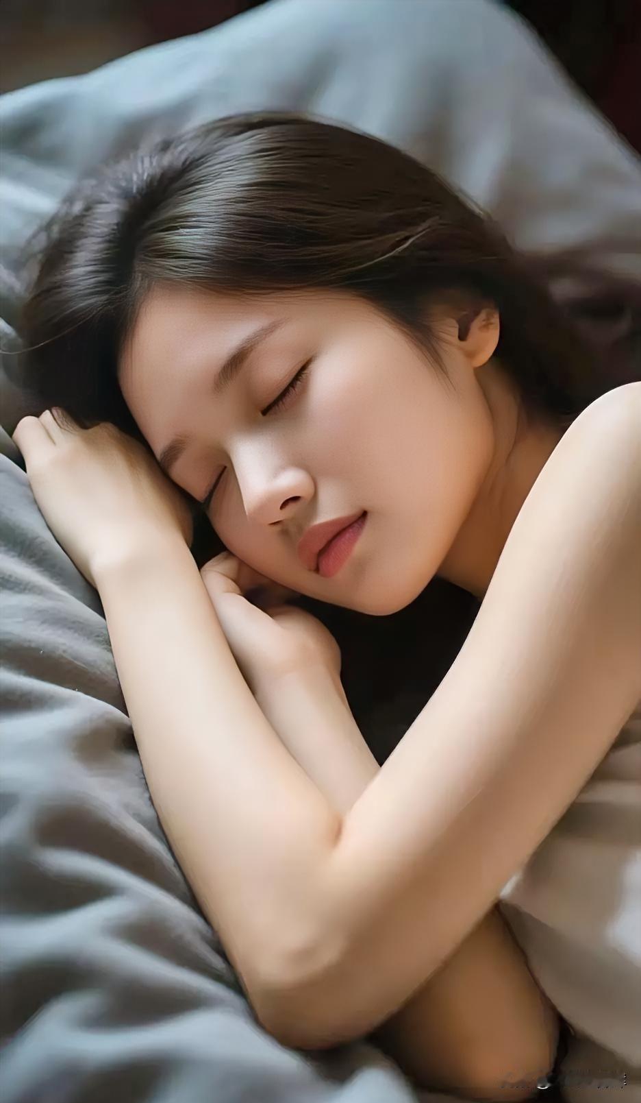 夜色铺床，她枕着柔软入梦。

眉眼舒展，似月光吻过花瓣。

臂弯环住安宁，呼吸轻