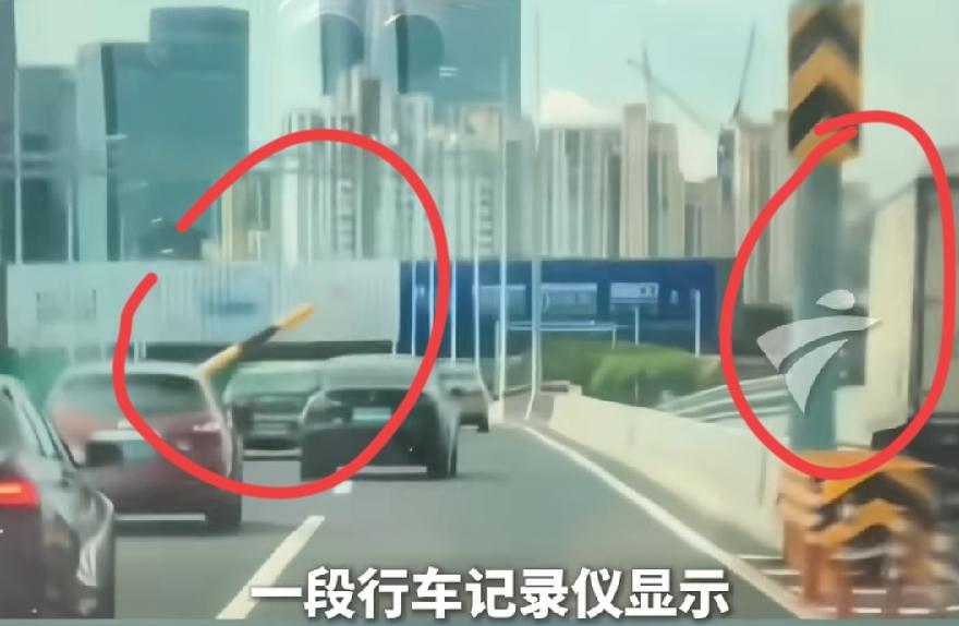 苏州货车撞飞限高杆，直插路过轿车！
万幸只有主驾一人，无伤亡！像一根飞针、金箍棒