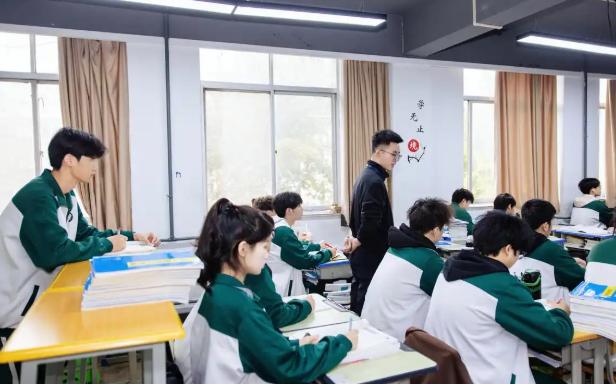 今年高考打击了谁？打击的是一些资本家！一直三令五申不允许补课，要给孩子减轻负担。