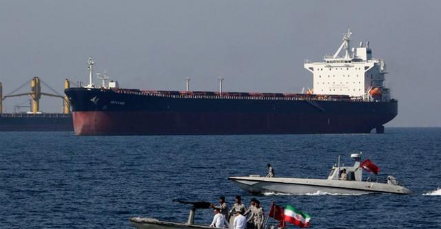 大家好，最近全球最揪心的地方，就是霍尔木兹海峡。伊朗直接把这条国际能源大动脉，改