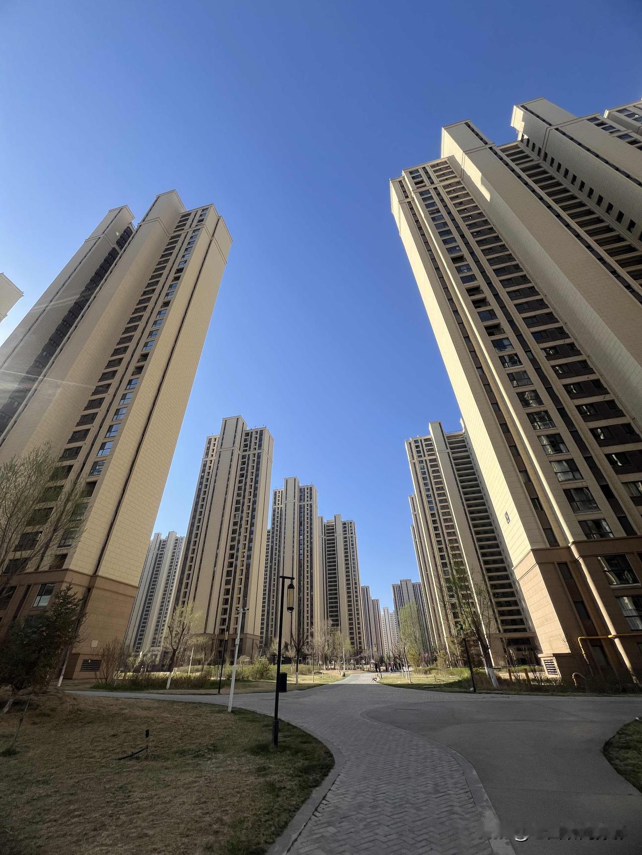 我在兰州新区晨练，绕着绿地五期走了一圈，切身感受这个小区真的很不错，也有许多亮点