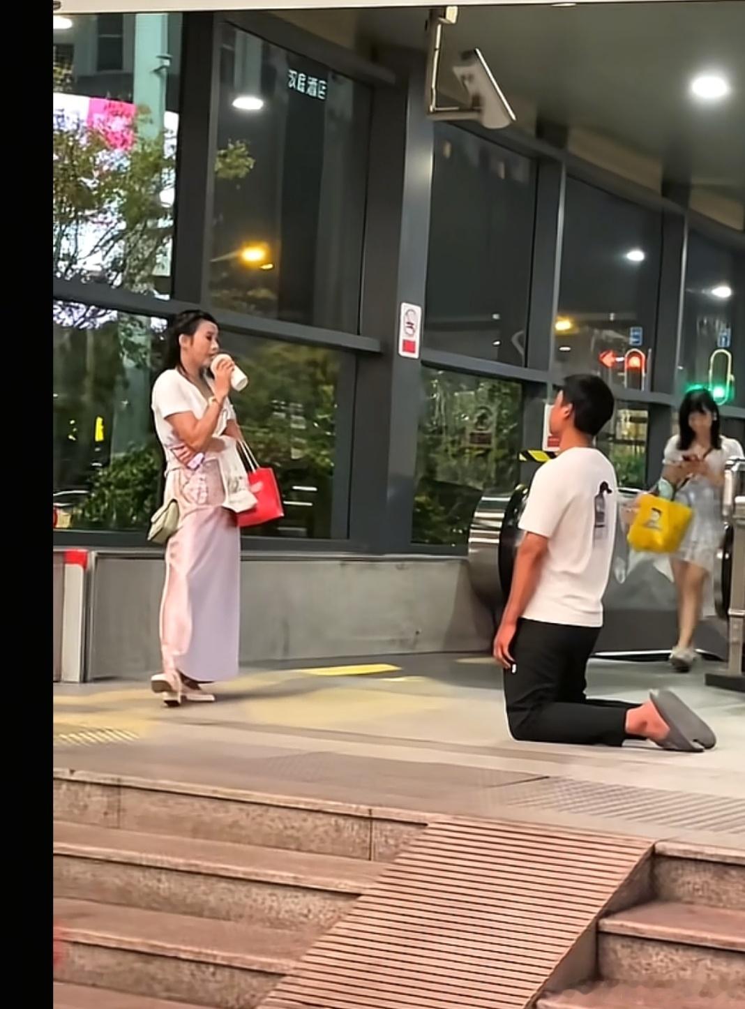 女人的姿态多么傲娇打心眼里没瞧得起他没有一点骨气的男人活的可悲