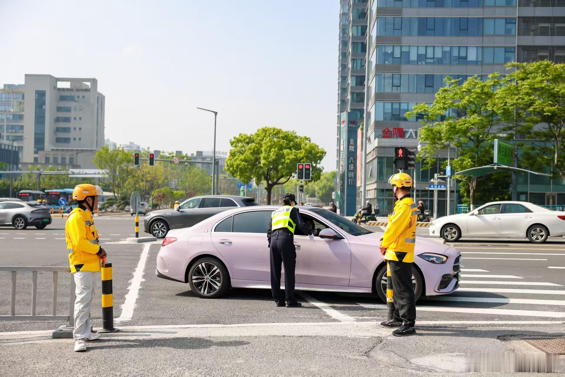 宁波外卖小哥6年不闯红灯获万元大奖日复一日坚守规则，六年初心不改，敬畏交通敬畏生