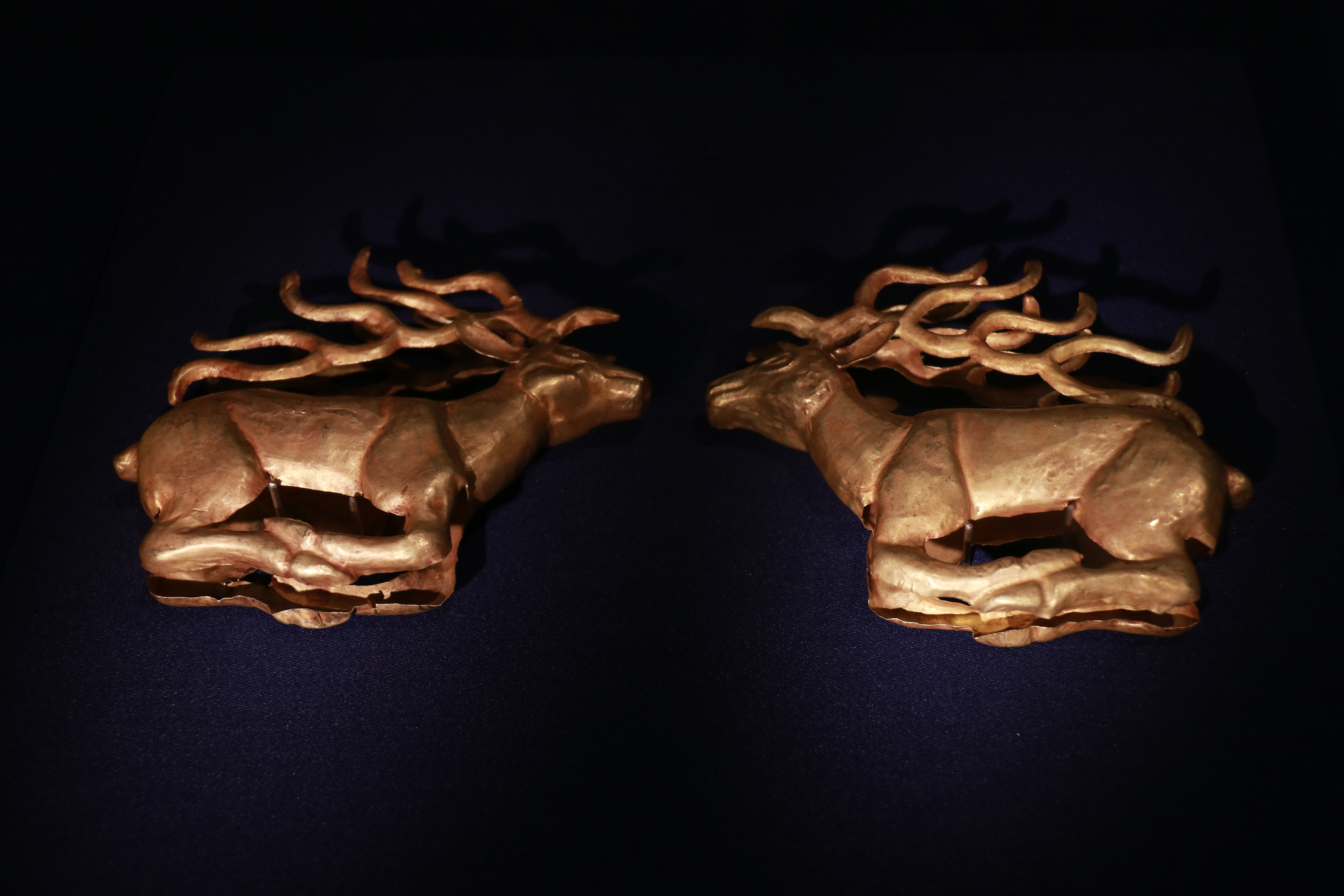 鹿形车饰 公元前4﹣公元前3世纪香港故宫文化博物馆藏这是两件黄金锤揲焊接而成的鹿