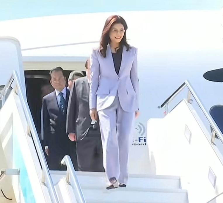 4 月 7 日，中国国民党主席郑丽文率团抵达上海虹桥机场，正式开启为期 6 天的