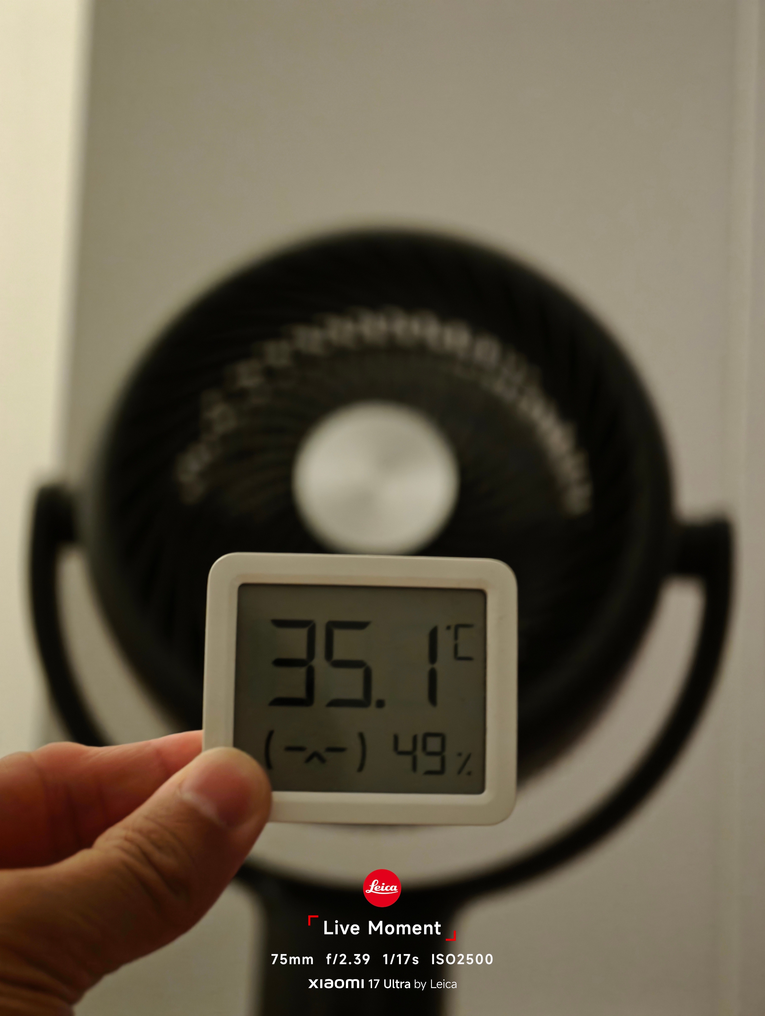 法国高温连续营业，房间实测 35.1℃ / 49% 湿度。没有空调的巴黎夏天，主