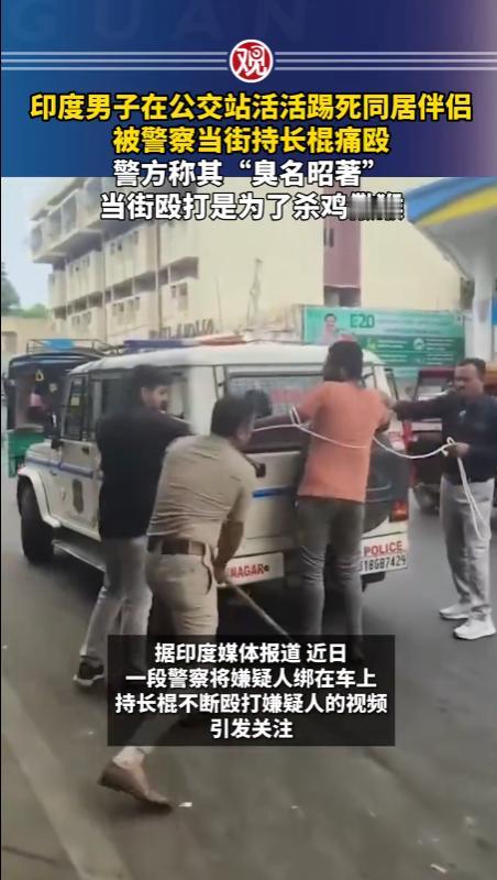 印度古吉拉特邦的一处公交站内，一名25岁的男子，光天化日之下，殴打自己40岁的同
