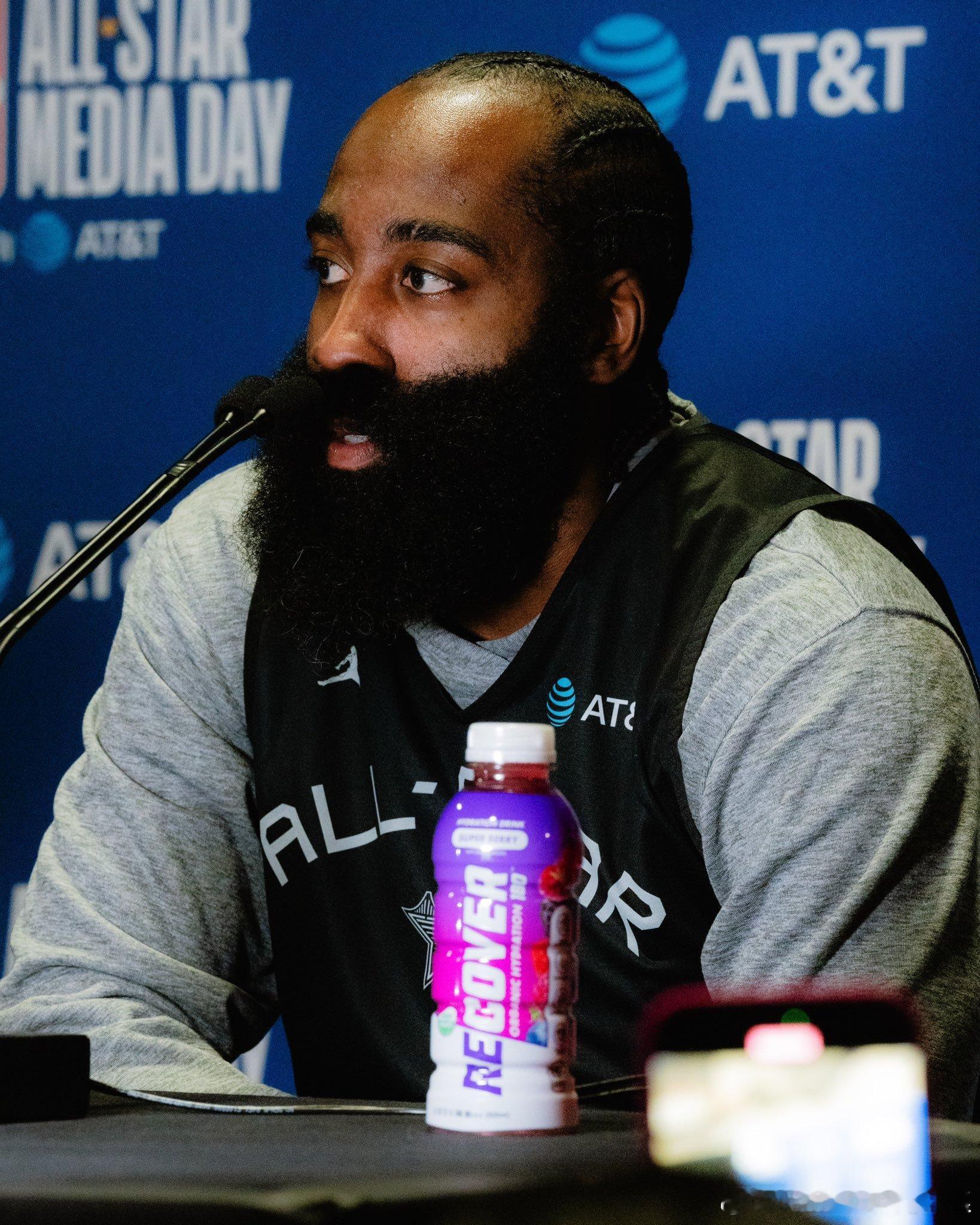 喜欢你十几年了今天才知道原来你这么会藏秘密。呵呵~[可爱] ​​​