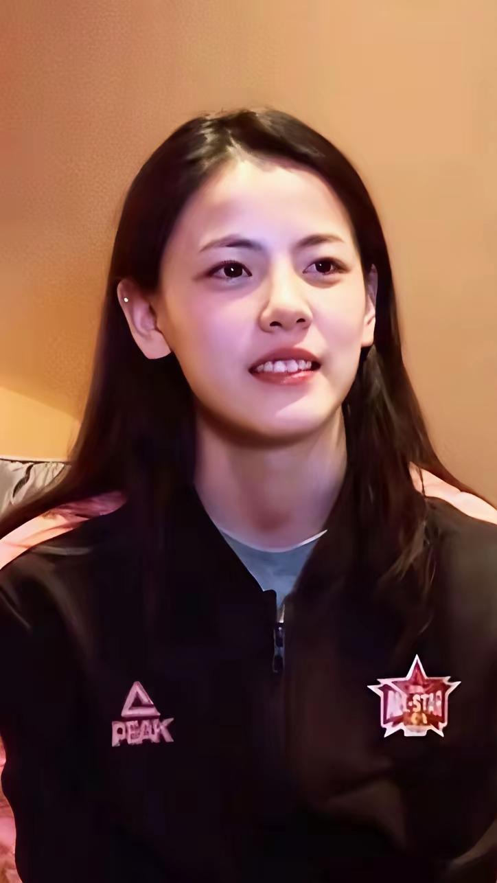 当您看到一位长发飘飘的清纯少女，不太被看好，被贴上姐姐标签的杨舒予，一步步成长为