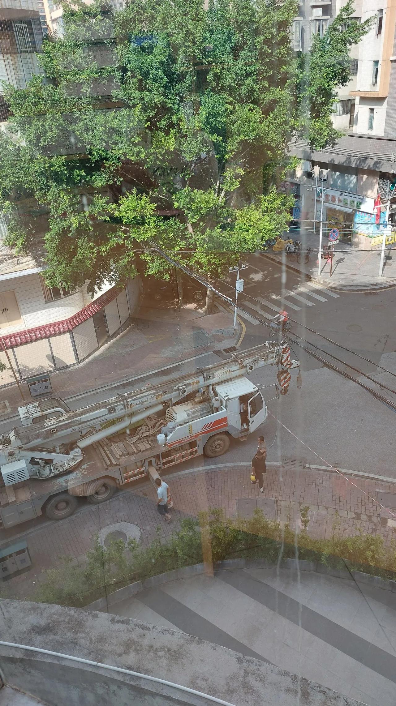 楼下停着一辆大吊车，不知干什么用的？需要吊些什么东西吗？那个吊钩还真大啊！#开吊